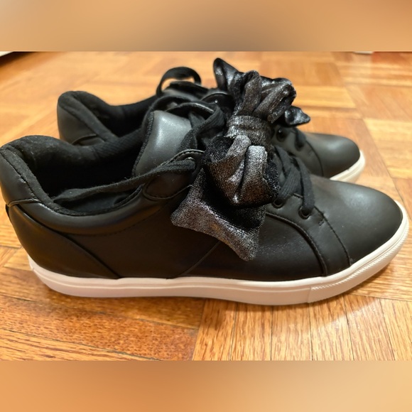 NWT SAKS FIFTH AVENUE sneakers
Black leather with bows
Brand new without box - Picture 12 of 12